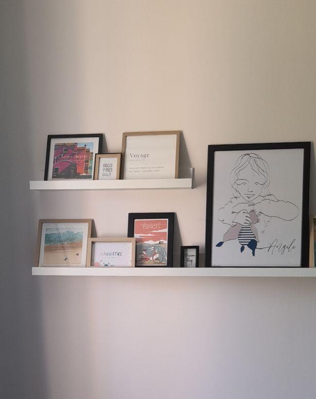 Cadres disposés sur une étagère pour une décoration sensible