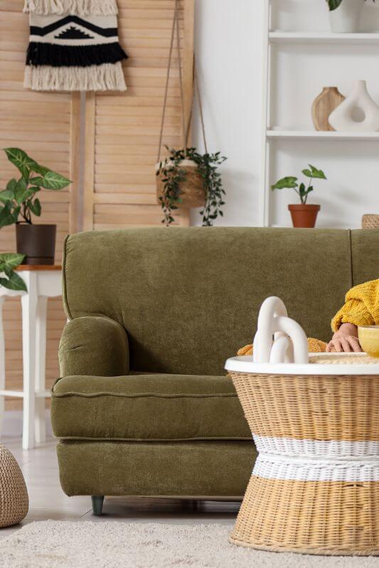 Canapé vert olive pour un salon chaleureux et accueillant