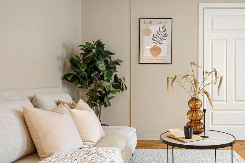 Salon aux couleurs neutres beige et lin créant une atmosphère douce et équilibrée