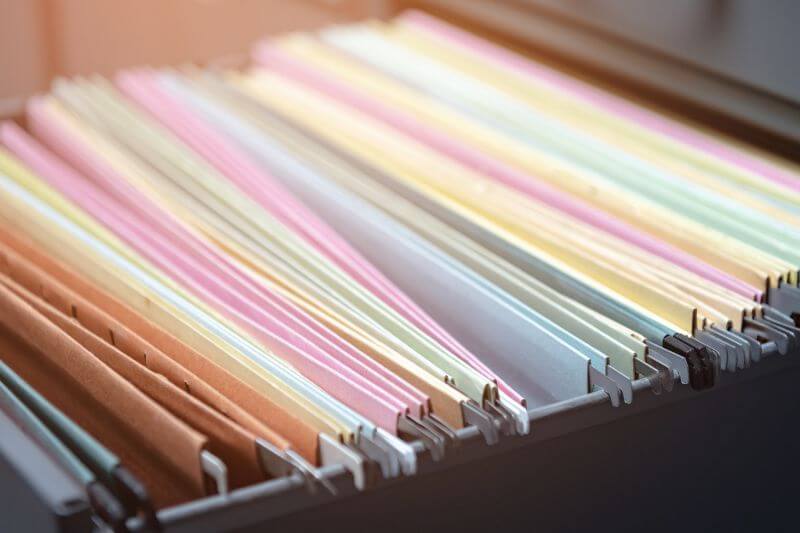 dossiers suspendus pour organiser et classer les papiers administratifs