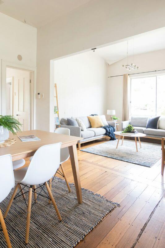 Pièce à vivre épurée et lumineuse avec peu de meubles laissant circuler l’espace