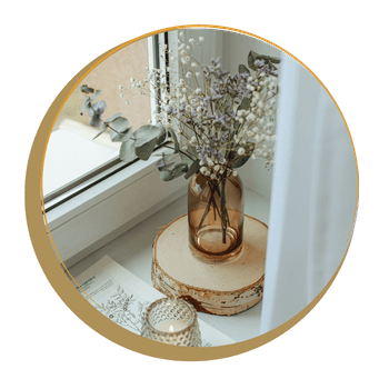 lumière naturelle entrant dans une pièce avec vase et bouquet illustrant la valorisation d'un intérieur