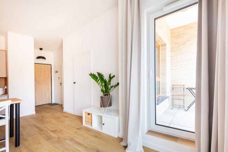 Pièce baignée de lumière naturelle avec une atmosphère lumineuse et ouverte