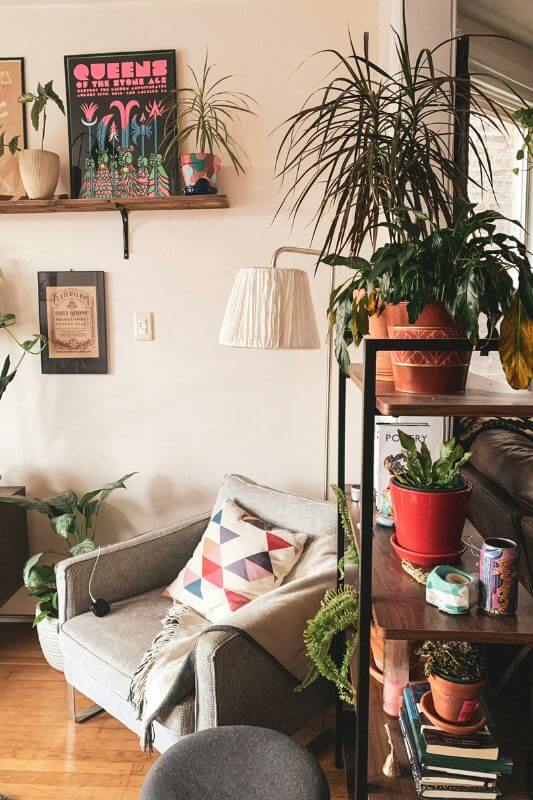 Intérieur légèrement encombré montrant un espace qui manque de fluidité