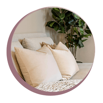 salon lumineux avec canapé et plaid illustrant une décoration intérieure sensible douce et harmonieuse