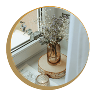 lumière naturelle entrant par une fenêtre avec vase et bouquet de fleurs